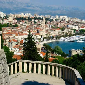 Zenta With Free Private Parking Split